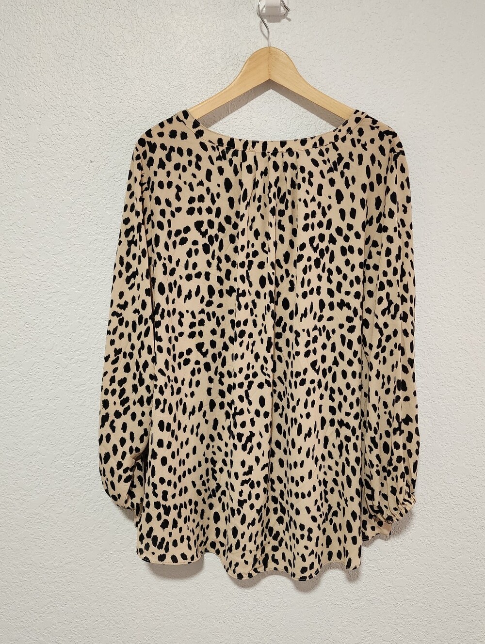 Tahari Cheetah Leopard Print V-Neck Blouse Long Bubble Sleeve 2X NWT - Picture 2 of 7